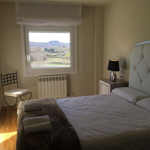 3 slaapkamers, een strijkplank/strijkijzer, gratis wifi, beddengoed