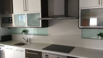 Een koelkast, een magnetron, een oven, een kookplaat