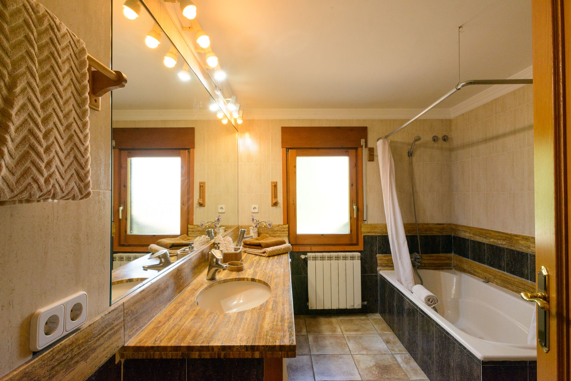 Een bad, een bidet, handdoeken, zeep