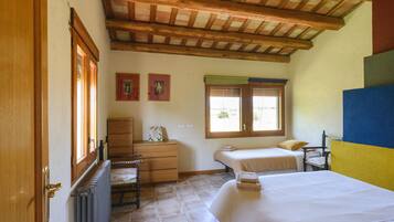 5 slaapkamers, een strijkplank/strijkijzer, reisbedje, gratis wifi