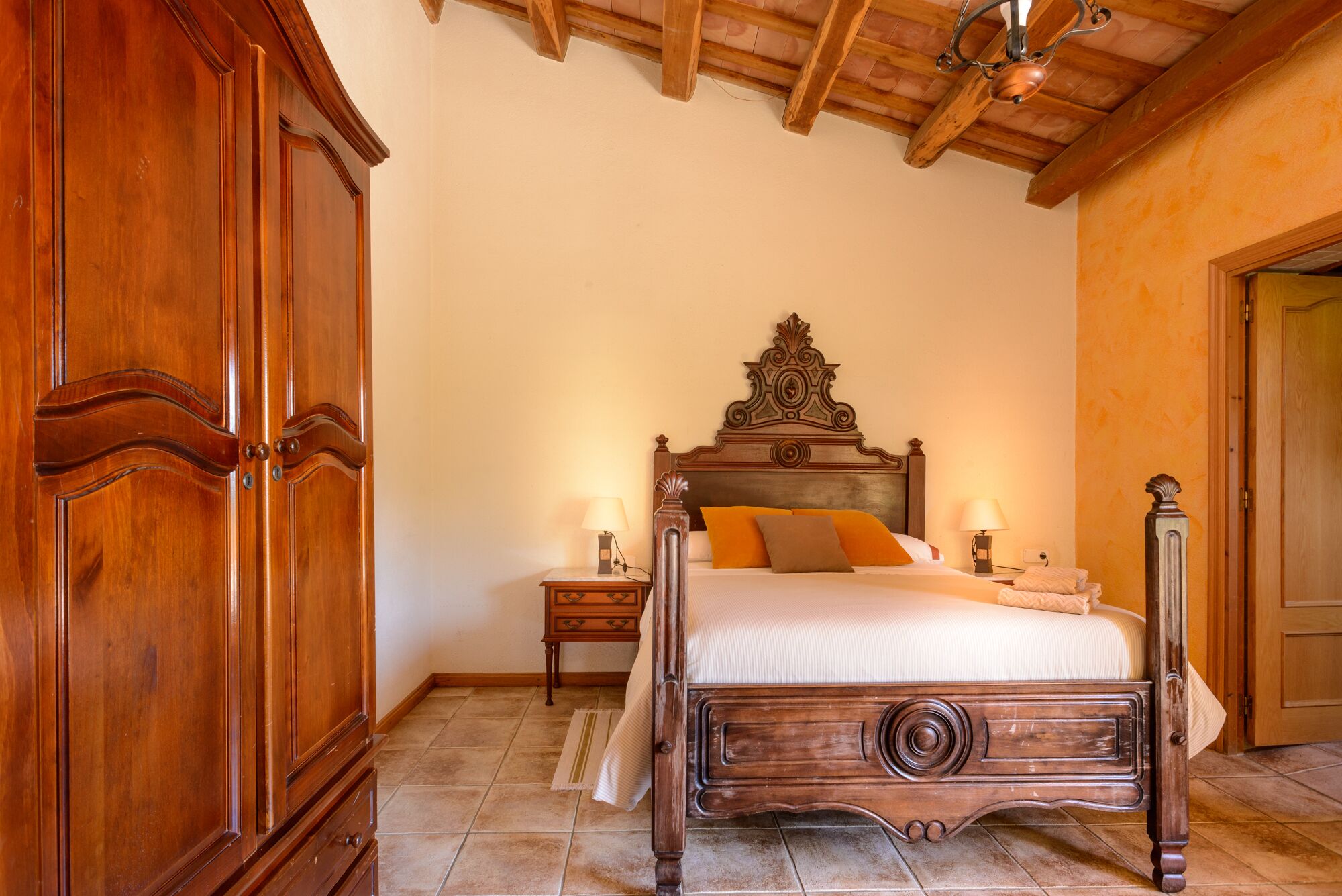 5 slaapkamers, een strijkplank/strijkijzer, reisbedje, gratis wifi