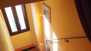 Una scala con gradini neri che porta a un pianerottolo.