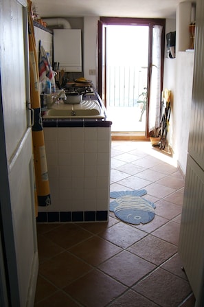 Réfrigérateur, four, plaque de cuisson, bouilloire électrique