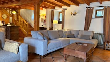 Fernseher, Kamin, DVD-Player, Bücher