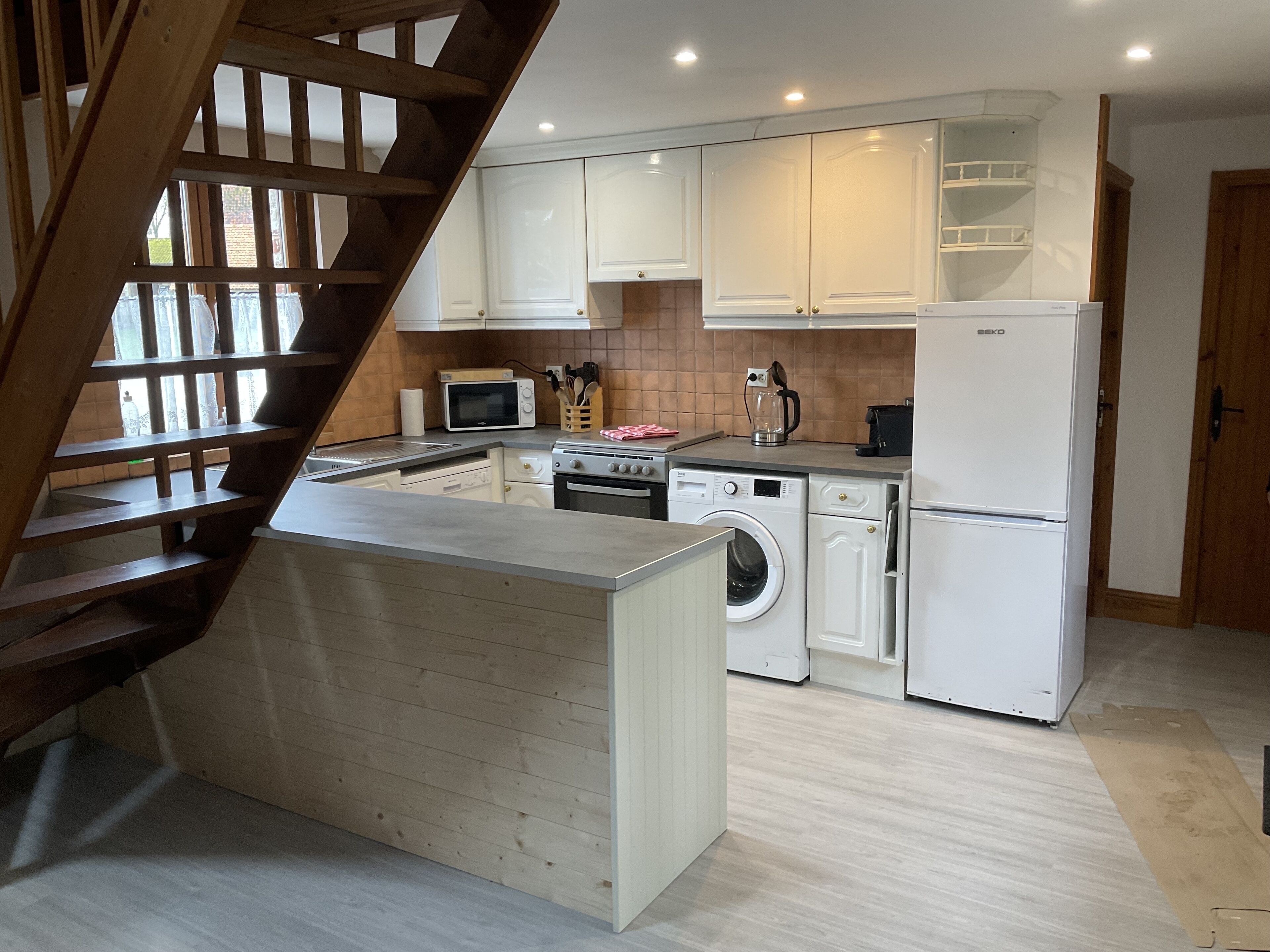 Een koelkast, een microgolfoven, een oven, een vaatwasser