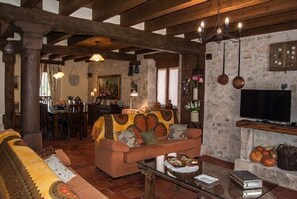 Smart TV, fireplace, DVD player, table football