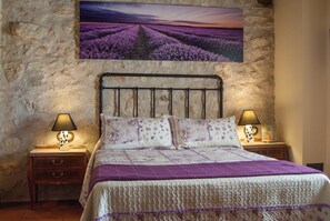 5 bedrooms, desk, iron/ironing board, travel cot