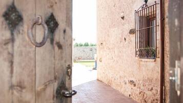 5 quartos, escrivaninha, ferros/tábuas de passar roupa, berço de viagem