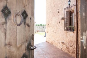 5 habitaciones, escritorio y tabla de planchar con plancha