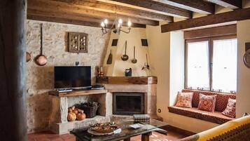 Smart TV, lareira, DVD player, pebolim