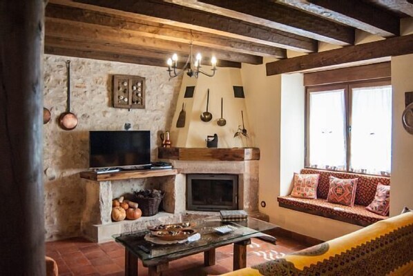 Smart TV, chimenea, reproductor de DVD, futbolito