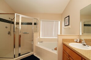 浴缸、風筒、提供毛巾、番梘