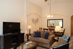TV, books - Golf Anyone? Close to Champions Gate!Gated Community , Private Pool (Davenport)
