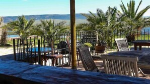 Una terrazza con piscina, mobili da esterno e vista sul paesaggio.