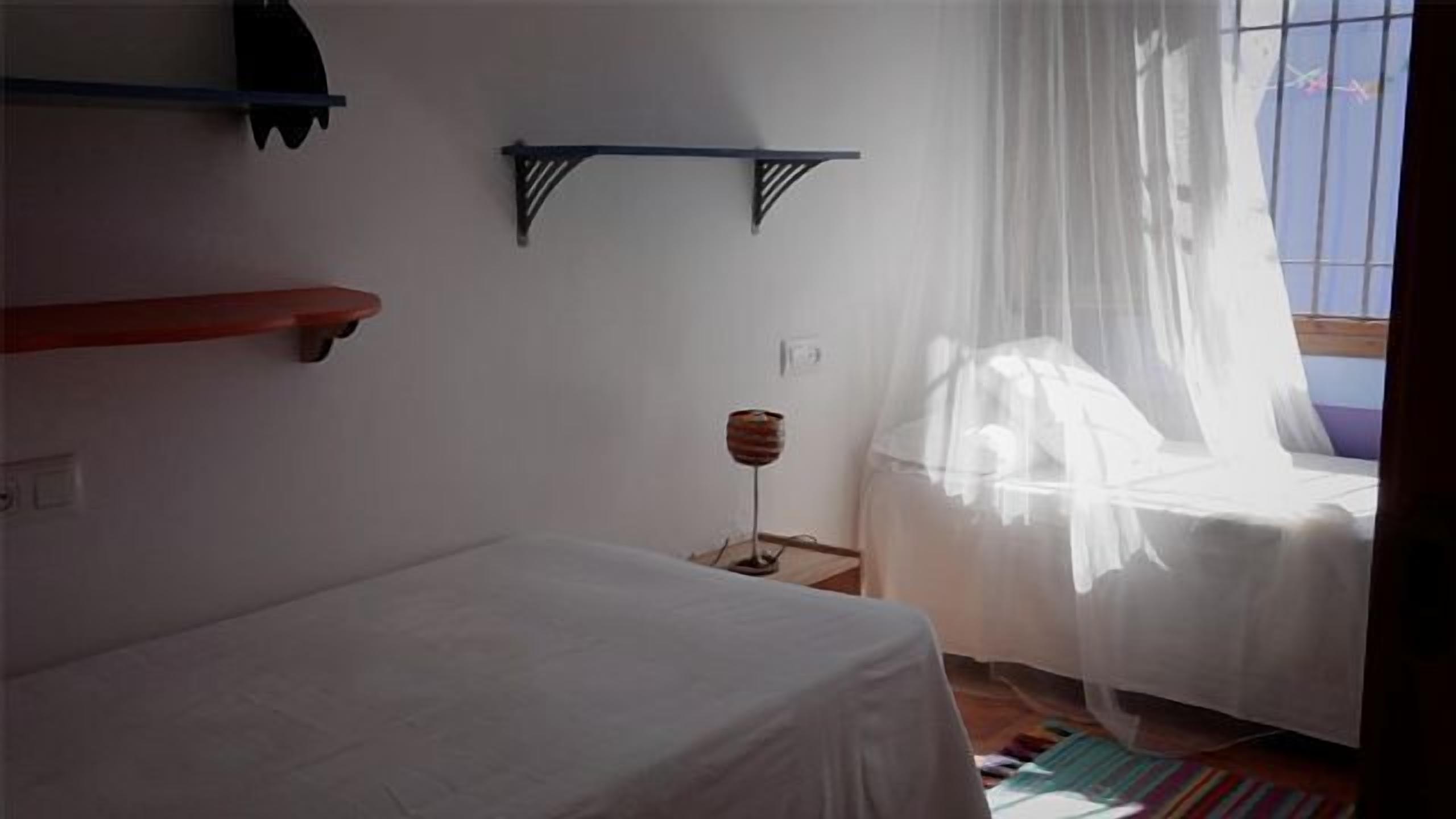 3 slaapkamers, een strijkplank/strijkijzer, reisbedje, gratis wifi
