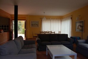 TV, fireplace - Las Eras House for 6 people (Navaluenga)