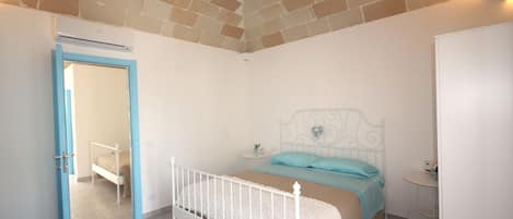 3 habitaciones y tabla de planchar con plancha