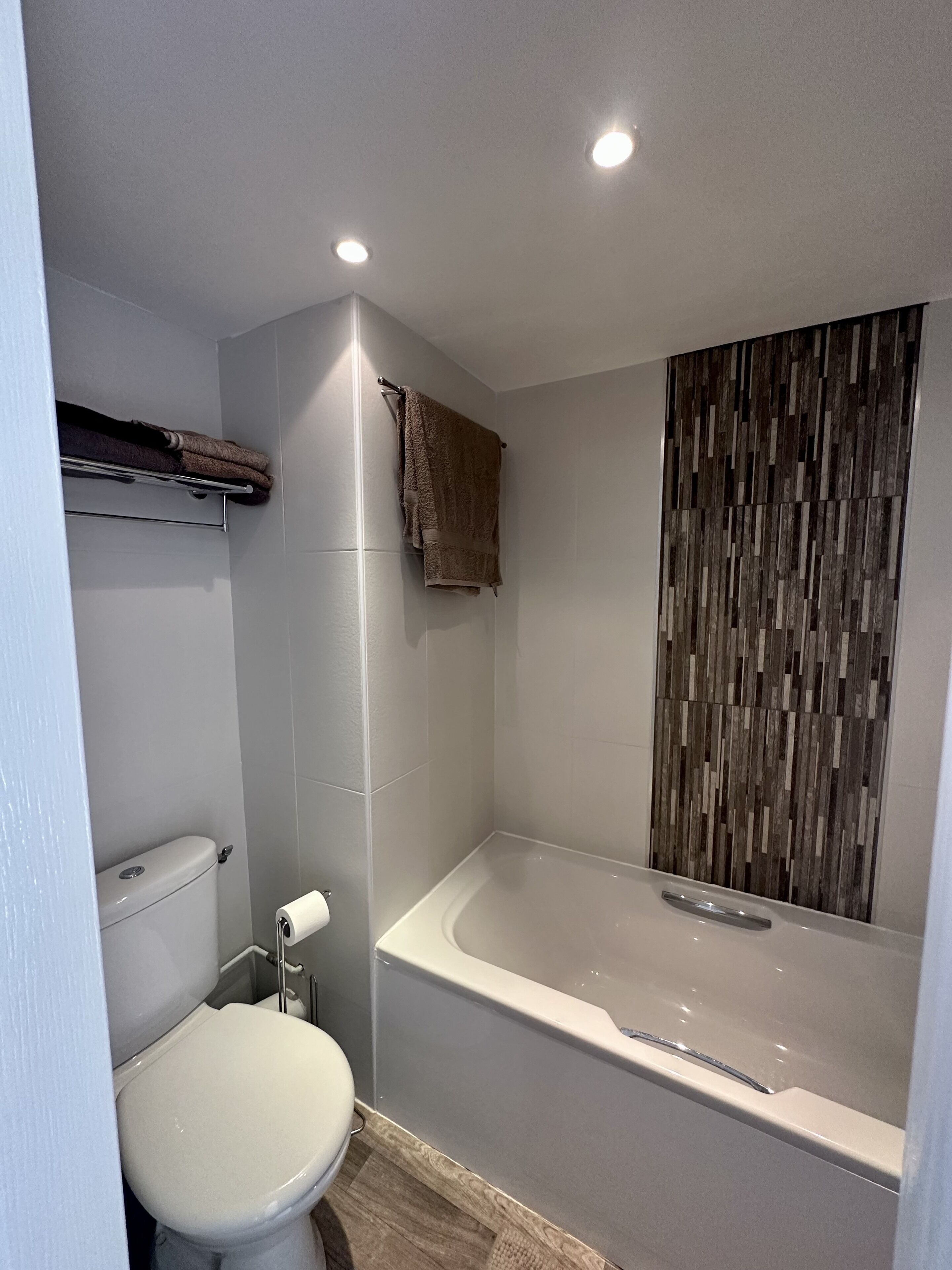Ensemble douche/baignoire, sèche-cheveux, serviettes fournies