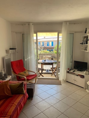 TV, DVD player, books - DELIGHTFUL TYPICAL PROVENCAL COTTAGE WITH LARGE SHARED POOL 12KM ST TROPEZ (Cogolin)
