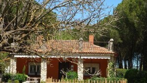 A rustic house with a tiled roof, stone pillars, and a wooden fence. - Country house (full rental) Ribera El Duero for 6 people + 2camas suppl. (Traspinedo)