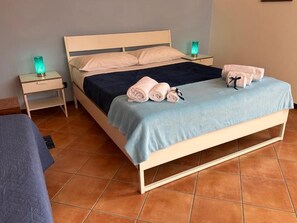 2 dormitorios, escritorio, tabla de planchar con plancha y cuna de viaje