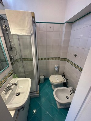 Ensemble baignoire-douche, séchoir à cheveux, bidet, serviettes fournies