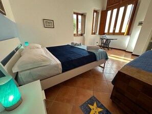 2 Schlafzimmer, Schreibtisch, Bügeleisen/Bügelbrett, Reisekinderbett