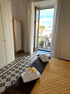 2 Schlafzimmer, Schreibtisch, Bügeleisen/Bügelbrett, Reisekinderbett
