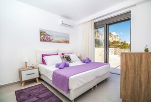 4 chambres, coffres-forts dans les chambres, fer et planche à repasser