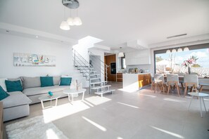 TV, caminetto, lettore DVD, impianto stereo