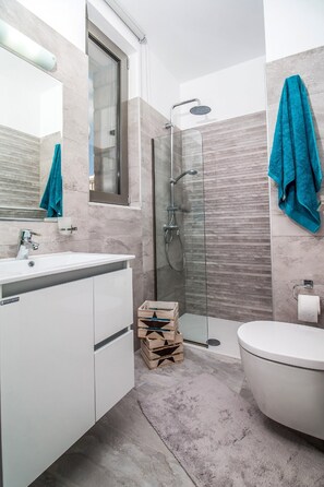 Combined shower/bathtub, hair dryer, towels, soap