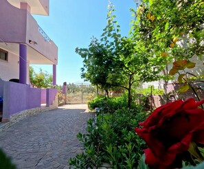 Property grounds - "Purple House" Sea View Apartments in Cala gonone (Dorgali)