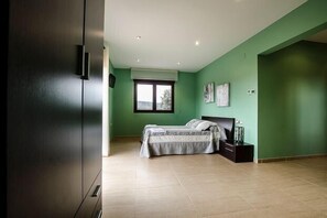 3 habitaciones, tabla de planchar con plancha, wifi y ropa de cama 