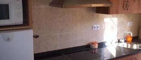 Een koelkast, een magnetron, een oven, een kookplaat