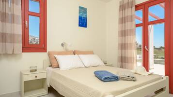 2 bedrooms, desk, iron/ironing board, WiFi