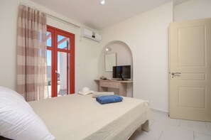 2 bedrooms, desk, iron/ironing board, WiFi