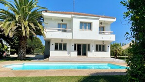 A two-story house with a swimming pool in front. - Tranquility, calm and relax. (Olite)
