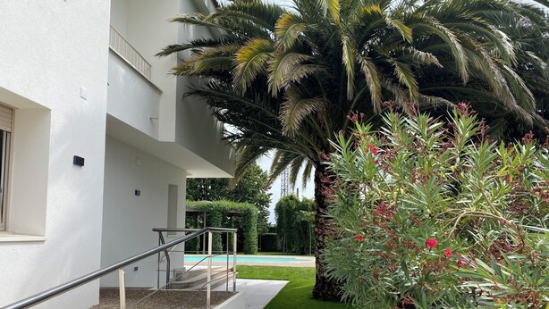 A modern building with a pool, a palm tree, and a well-maintained garden. - Tranquility, calm and relax. (Olite)