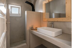 Shower, hair dryer, towels, shampoo