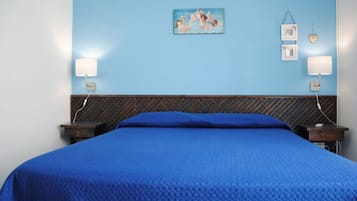 1 habitación, tabla de planchar con plancha y ropa de cama