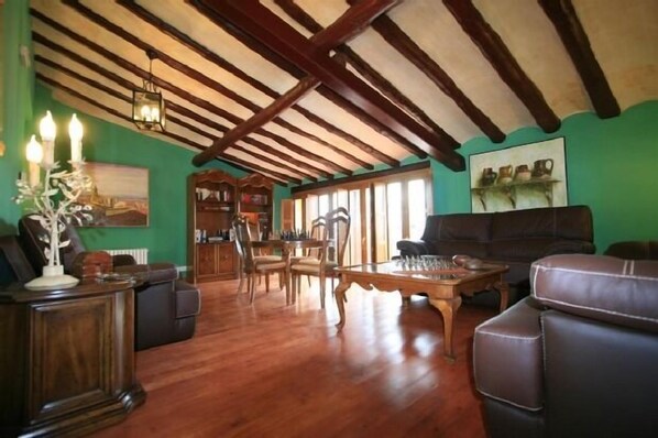 Fernseher, Kamin, DVD-Player, Stereoanlage