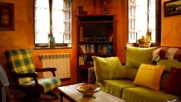 Smart-tv, een open haard, een dvd-speler en boeken