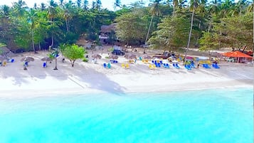 Chaises longues, serviettes de plage