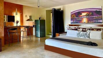 2 slaapkamers, een kluis op de kamer, een strijkplank/strijkijzer, wifi