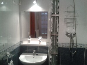Dusche, Haartrockner, Handtücher, Seife