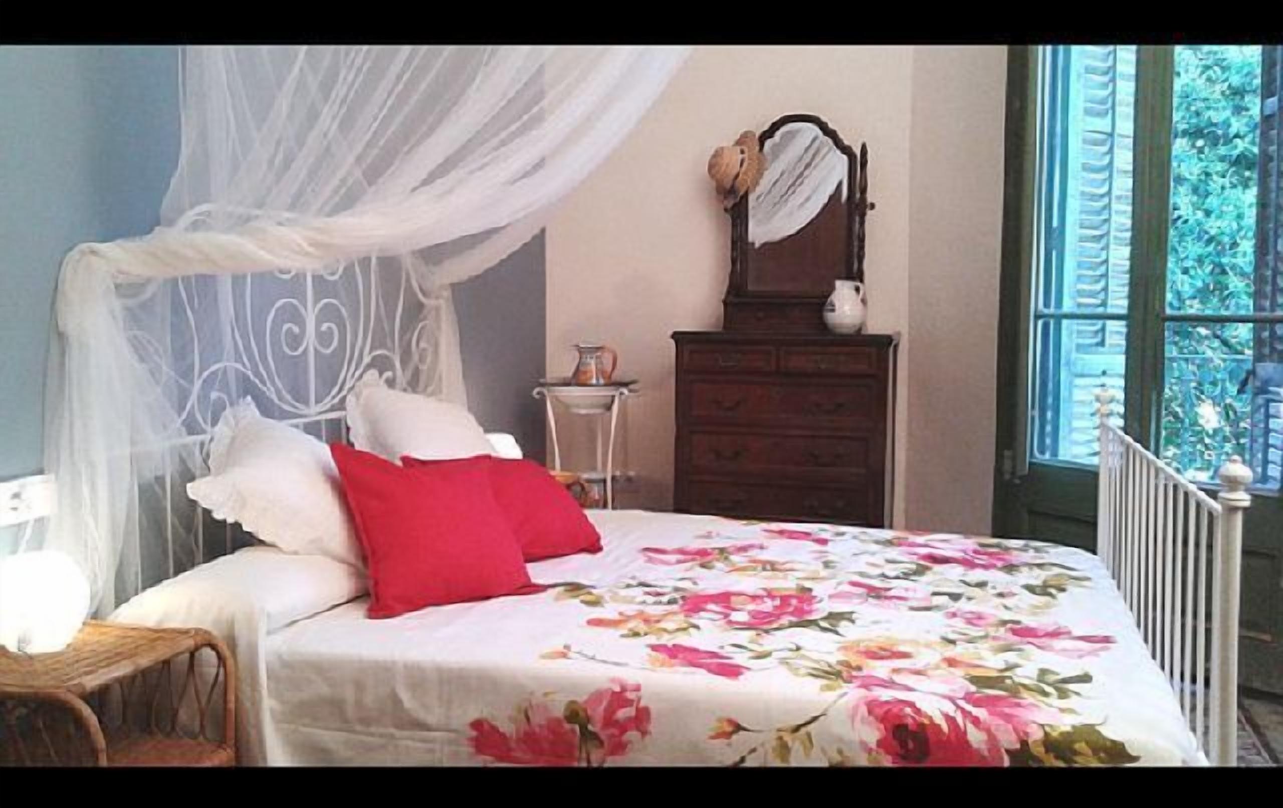 Very spacious and comfortable house and very large garden 16 people