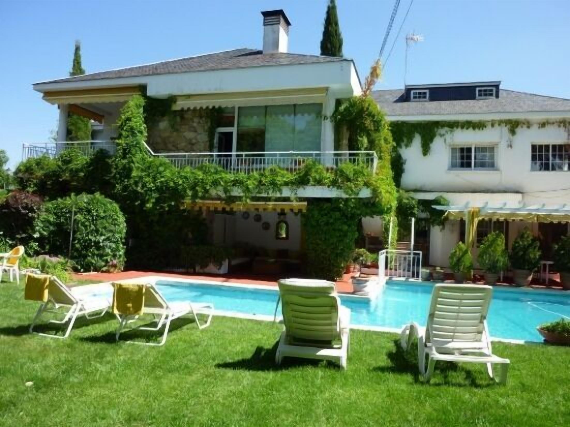  30 km from Madrid- up to 28 people.  Children FREE! 