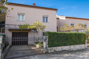 Exterior - Comfortable 2 bedroom apartment with spacious balcony, 1,5 km from the beach (Pula)