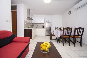 TV - Comfortable 2 bedroom apartment with spacious balcony, 1,5 km from the beach (Pula)