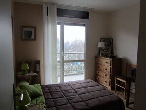 1 habitación, escritorio, tabla de planchar con plancha y wifi gratis